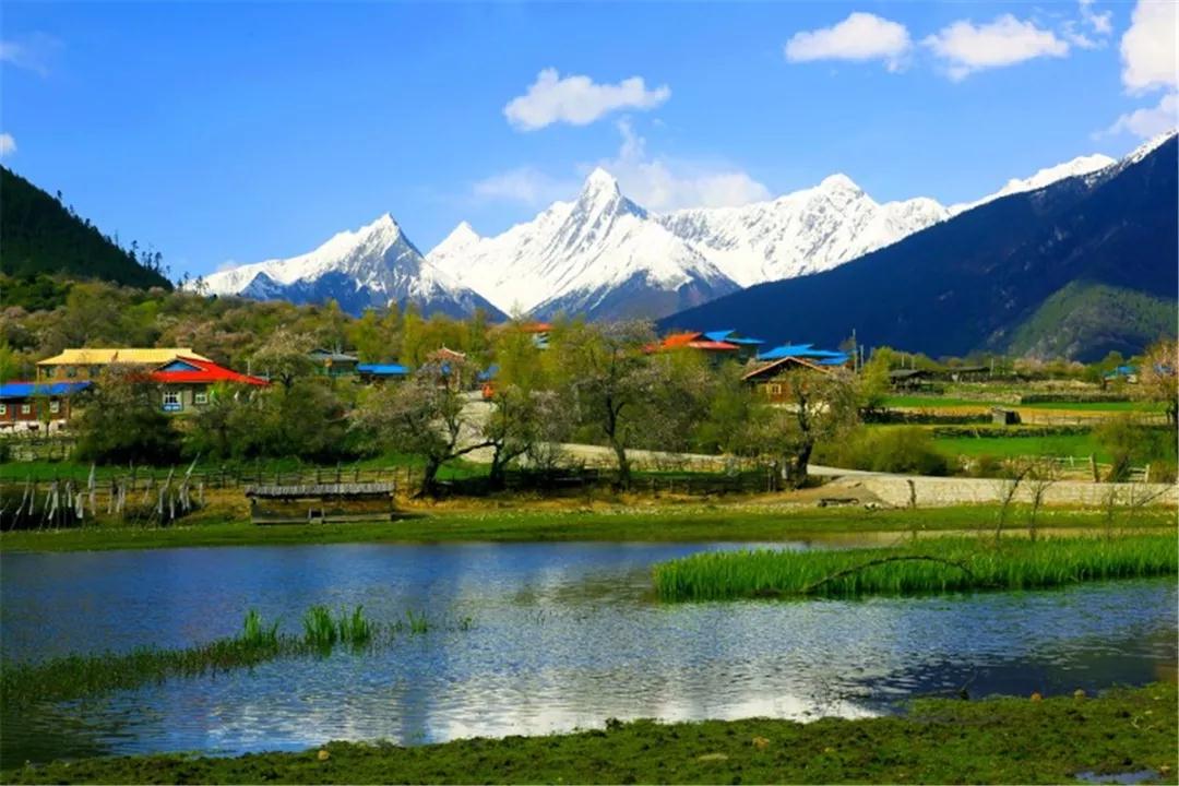 川藏線(xiàn)旅游包車(chē)人均多少錢(qián)