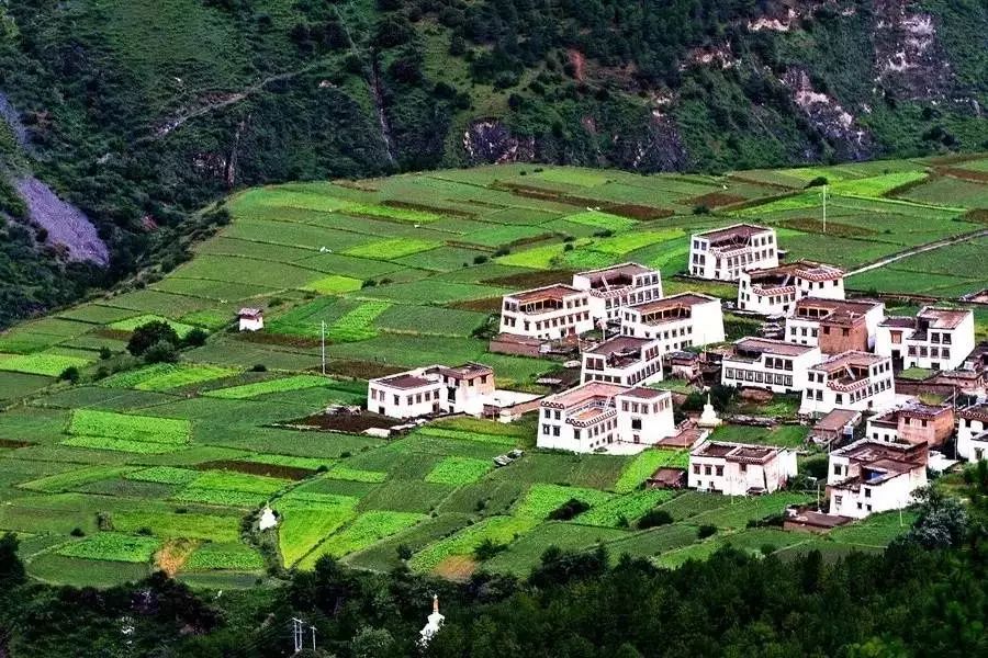 國慶去哪里玩，成都租車(chē)自駕去川西，一個(gè)景色媲美西藏的地方